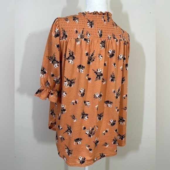 Melloday sz sm top in a pumpkin color with a floral print. Ruching front & back - Picture 7 of 15
